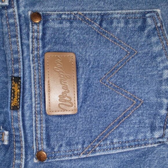 Wrangler 42x32 Blue Slim Straight Jeans with Classic Stitching - Picture 1 of 11